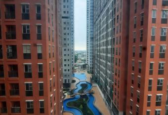 Transpark Juanda by Red Promo allows 18 year olds to book a room