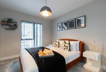 Elliot Oliver - Chic 2 Bedroom Town Centre Apartment allows 18 year olds to book a room
