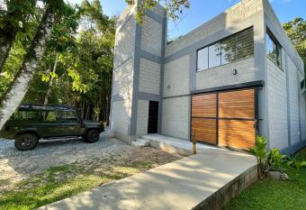 Est  dio Estaleiro allows 18 year olds to book a room