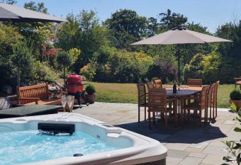 Stunning Large 5 Bed House, Hot Tub, Views! has Balcony rooms