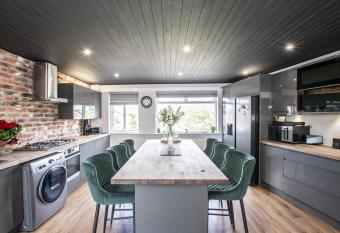 7 Argyle Terrace allows 18 year olds to book a room