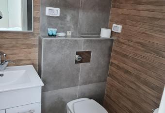 Step To Hermon Big appartment has rooms with a private hot tub