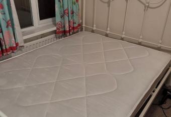 King Bed Near downtown    7 Min allows 18 year olds to book a room