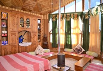 Rosemary View Home Stay has Balcony rooms