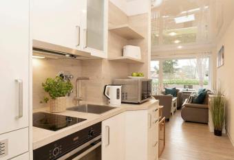 Moderne Ferienwohnung Gr  mitz mit Garten/Terrasse has Balcony rooms