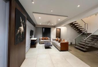 CAPETOWN VILLAS has Smoking/Balcony rooms