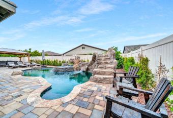 IndioStay with private Pool, Water Slide, Waterfall, Jacuzzi and Fire Pit near Coachella has rooms with a private hot tub