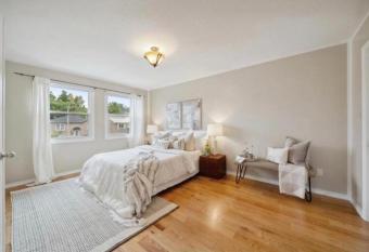 Sweet Suites Whitby has Balcony rooms