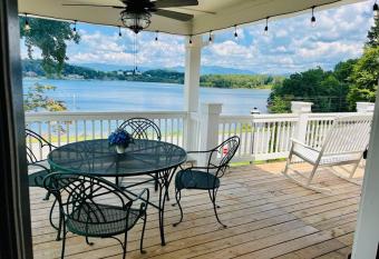 Piccinni Lake House, Gorgeous Mtn Views, sleeps 12 has Balcony rooms