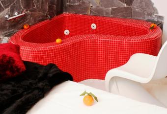 Hostal Santo Domingo has rooms with a private hot tub