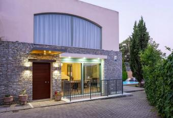 Spectacular villa with 6 bedrooms and pool allows 18 year olds to book a room