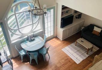 Cheerful 3 bedroom coastal retreat. Great location! has Balcony rooms