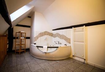 Hotel und Restaurant Zum L  wen has rooms with a private hot tub