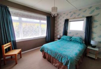 Cosy Kiwi bach Kid and Pet friendly Beach house allows 18 year olds to book a room