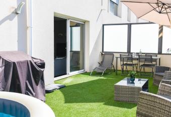 Le Cap  -Grand appartement avec terrasse et jacuzzi has rooms with a private hot tub