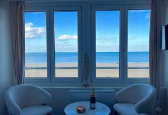 La Suite Luxe : Vue Mer - Malo cation has rooms with a private hot tub