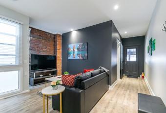 Upscale 2BR Apt - Prime Location with Netflix allows 18 year olds to book a room