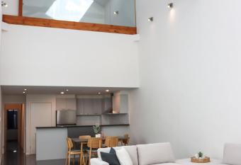 Bendigo Townhouse - Walk to the CBD has Balcony rooms