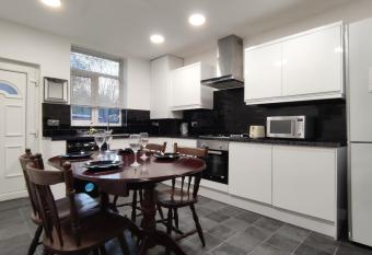 Lovely 2 Bedroom House allows 18 year olds to book a room