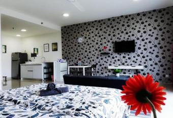 Peanut Butter Homestay #Trefoil Setia City has Balcony rooms