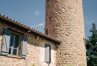 Domaine de la Diligence allows 18 year olds to book a room