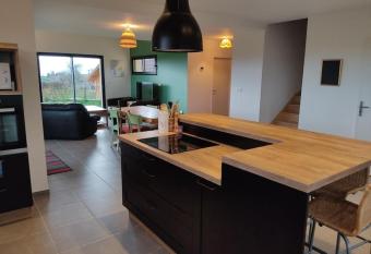 Belle maison au calme    20 min d Annecy - Vaulx has Balcony rooms