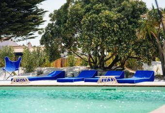 H  tel Le Noirmoutier allows 18 year olds to book a room