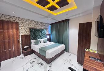 Hotel Lotus Park allows 18 year olds to book a room