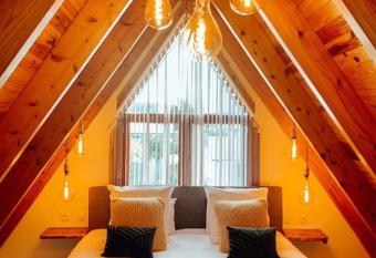 T  r  va Lodge - la cabane atypique has rooms with a private hot tub