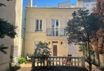 Maison Ancienne    c  t   des Champs Elysees has Balcony rooms