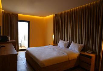 The Palm Hotel has Balcony rooms