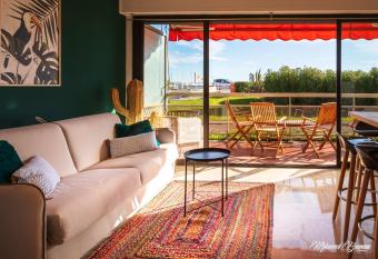 Lovely 35m flat 20 meters from the beaches Ideal for Congress & Holidays has Balcony rooms