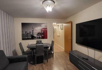 Lovely 4 bedroom home with private parking has Balcony rooms