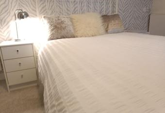 Bourne Street Apartments No 2 - Ground floor studio apartment near the beach allows 18 year olds to book a room