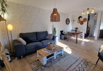 Charmante petite maison sur le port du l  gu   allows 18 year olds to book a room