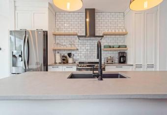 condo 3 chambres vue sur la montagne 837-202 has rooms with a private hot tub