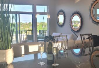 Bright, Open and Cozy Penthouse Condo overlooking Citylights has Balcony rooms