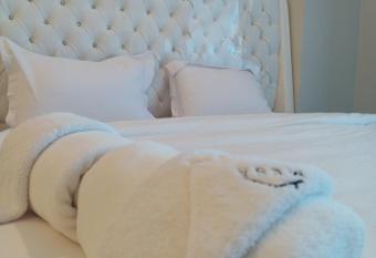 Minimalist Cozy Apartment by MESA has Balcony rooms