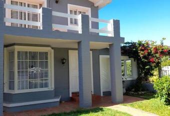 Casa luminosa y gran espacio verde para disfrutar has Balcony rooms