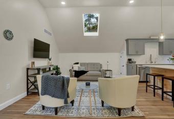 The Carriage House- 5 Min to The Susquehanna River has Balcony rooms