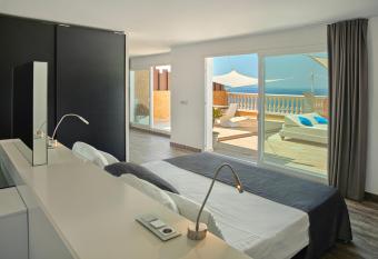 Vistabella has Balcony rooms