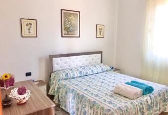 10 Minutes from the Sea Yellow House 330 mq has rooms with a private hot tub