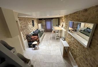 Cozy house (Bien situ  / 2 lits / Clim / Ext  rieur) allows 18 year olds to book a room