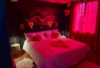 Escapade jacuzzi allows 18 year olds to book a room