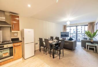 Luxury 2 bed apartment has Balcony rooms