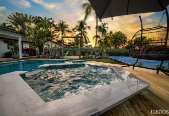 La Maison/Pickleball/Golf/20 guest/Heated Pool allows 18 year olds to book a room