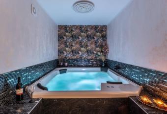 Villa Sol has rooms with a private hot tub