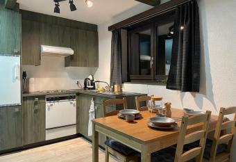 Joli Studio fra  chement r  nov      c  t   des pistes has Balcony rooms