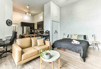 Studio l   industriel *Plafond de 12 pieds* allows 18 year olds to book a room