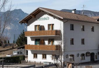 Gr  nwald has Balcony rooms